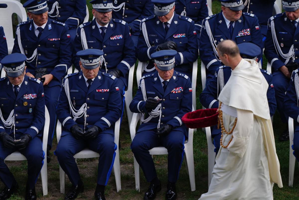 Pokazowa pielgrzymka poddańcza policji